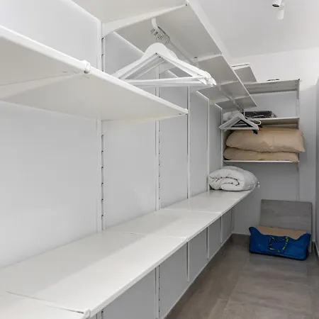 Renovated Center Within Walking Distance Διαμέρισμα