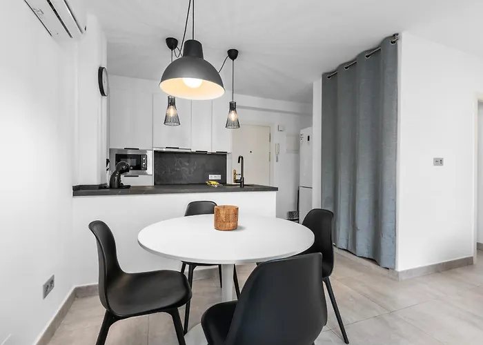 Renovated Center Within Walking Distance アパート *