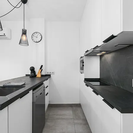 Renovated Center Within Walking Distance ماربيا