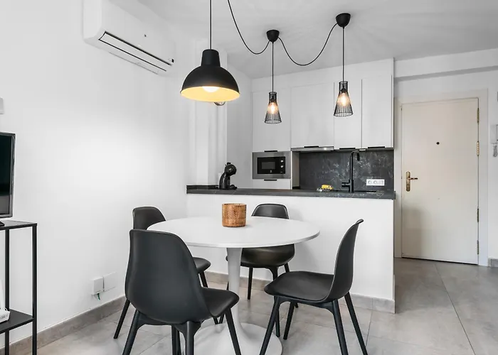 Renovated Center Within Walking Distance شقة ماربيا
