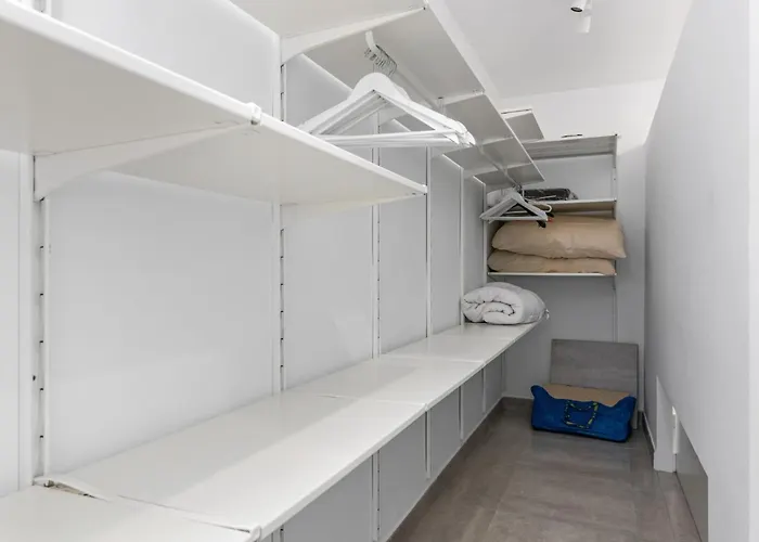 Renovated Center Within Walking Distance شقة